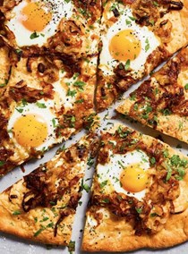 Pizza with cheddar, caramelized onion and egg