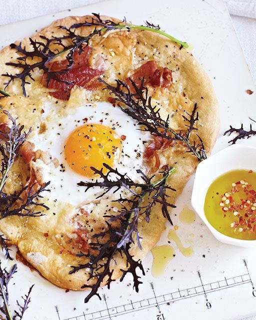 Pizza with duck egg & pancetta