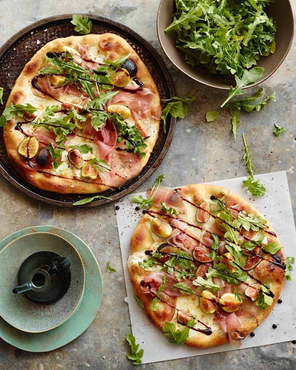 Pizza with figs, prosciutto and arugula
