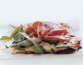 Pizza with Fontina, prosciutto, and arugula