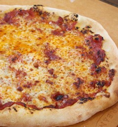 Pizza with Gorgonzola and tomatoes
