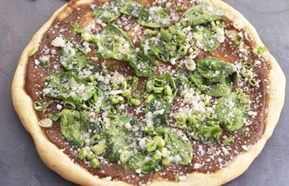 Pizza with Jerusalem artichoke purée, spinach, pine nuts and spring onions