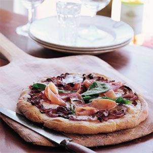 Pizza with onion, prosciutto, and mozzarella (Pizza di cipolle, prosciutto, e mozzarella)