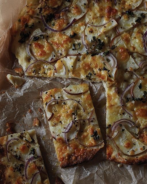 Pizza with pear, Manchego, & red onion