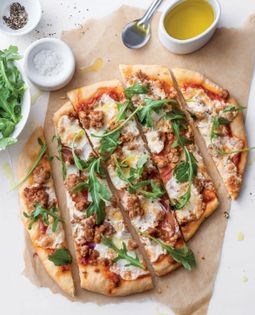 Pizza with sausage, onion & arugula 