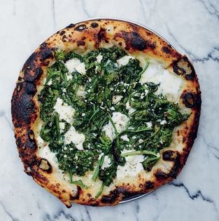 Pizza with spinach, feta & garlic confit