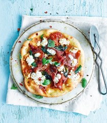 Pizzas with five-minute tomato sauce