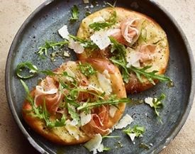 Pizzette with truffle & artichoke pesto, speck & mozzarella