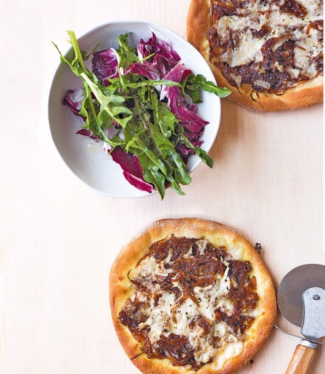 Pizzette with vegan mozzarella and onion relish