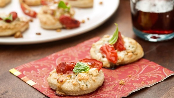 Pizzettes with Gorgonzola, tomato, and basil