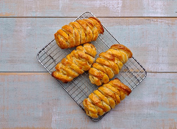 Plaited apple & almond pies (Tartelettes aux pommes et amandes)
