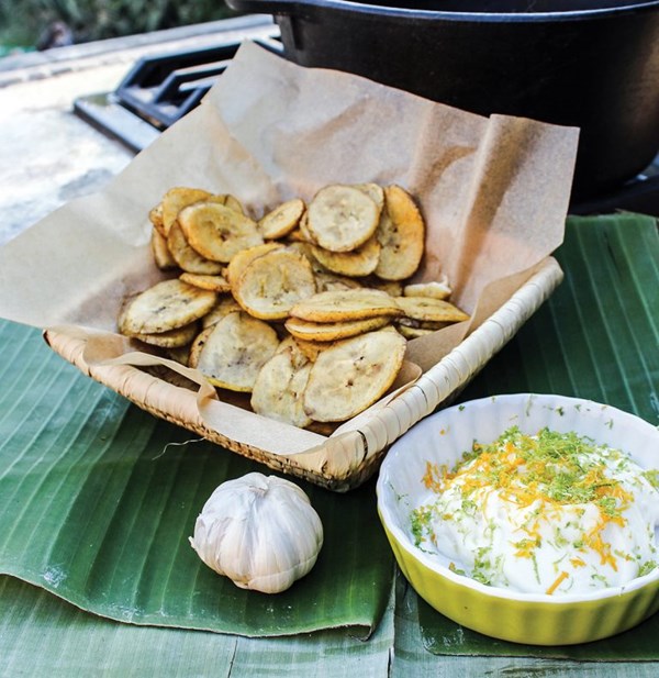 Plantain chips with orange aioli (Chifles con crema de ajo)