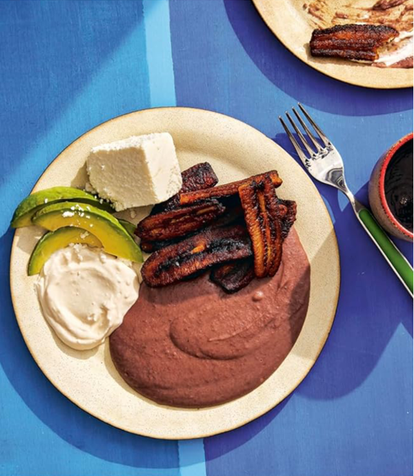 Plátanos fritos con frijoles licuados