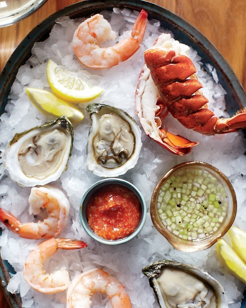 Plateau de fruits de mer with two sauces