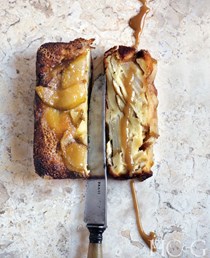 Plenty of pears salted caramel loaf cake (Gâteau invisible aux poires et caramel au beurre salé)