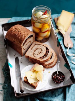 Ploughman's lunch with pickled onions and onion-rye bread