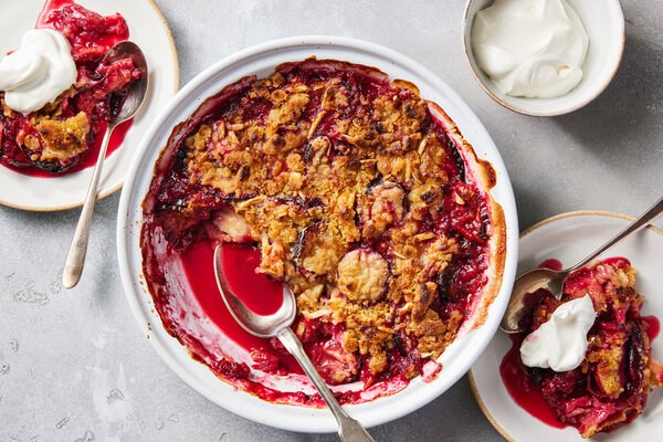 Plum-almond crumble 
