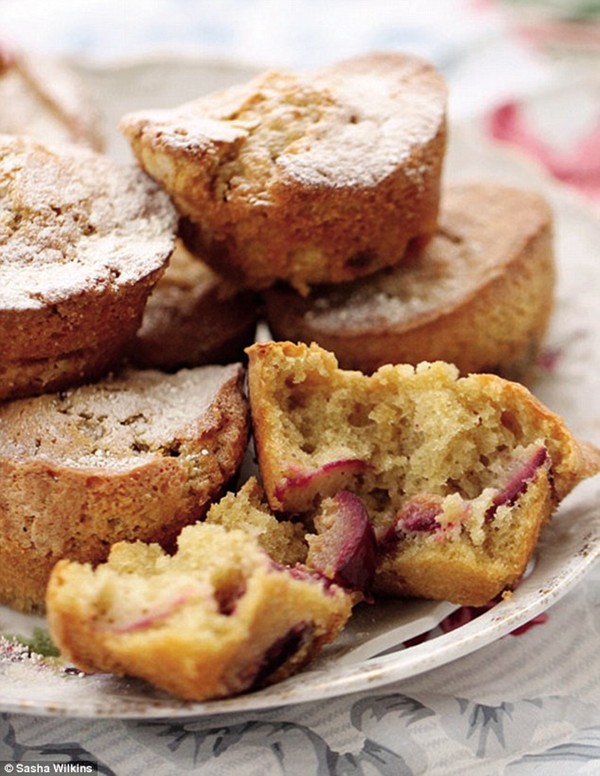 Plum and almond little cakes