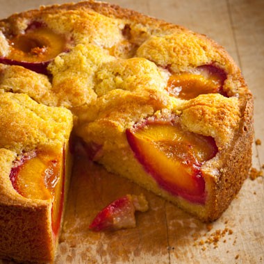 Plum and polenta cake (Dolce di prugne e polenta)