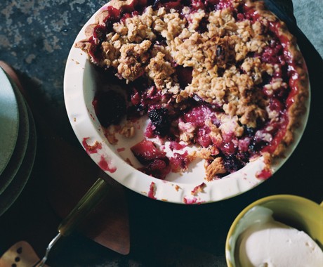 Plum-blackberry streusel pie