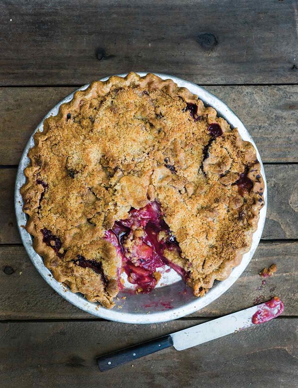 Plum crumble pie