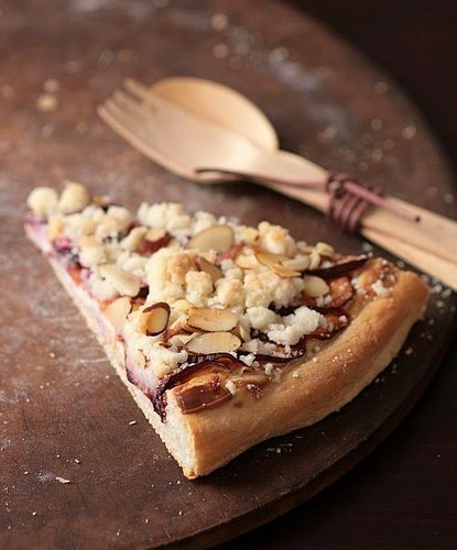 Plum mascarpone and streusel pizza 