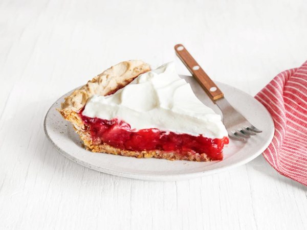 Plum pie with almond meringue crust 