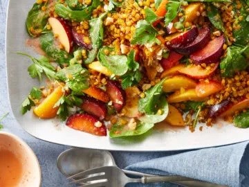 Plum-spinach salad with curried lentils 