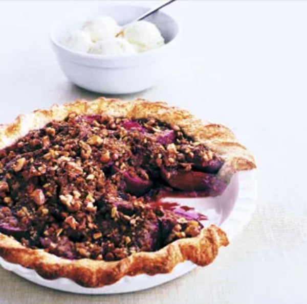 Plum streusel pie