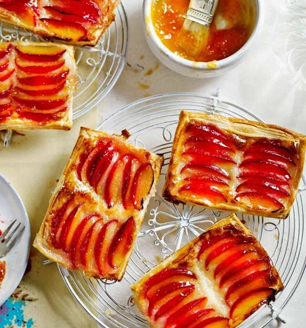 Plum tarte fines