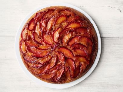 Plum upside-down cake with lemon