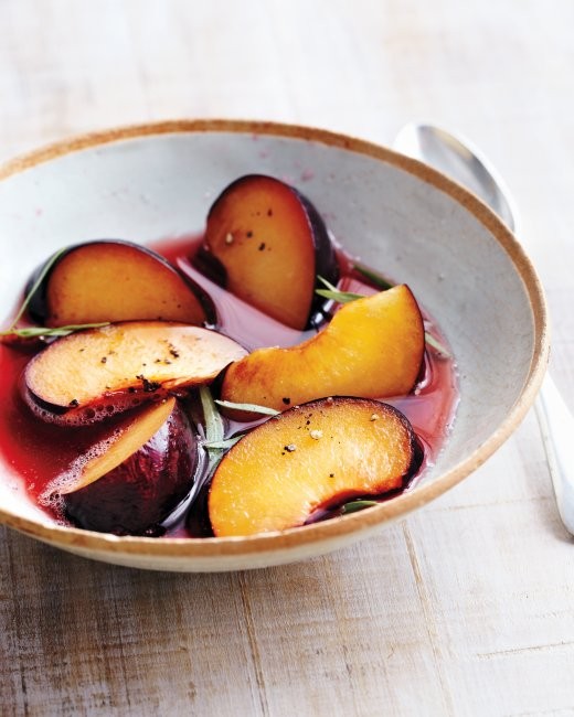 Plums with sparkling wine, black pepper and tarragon