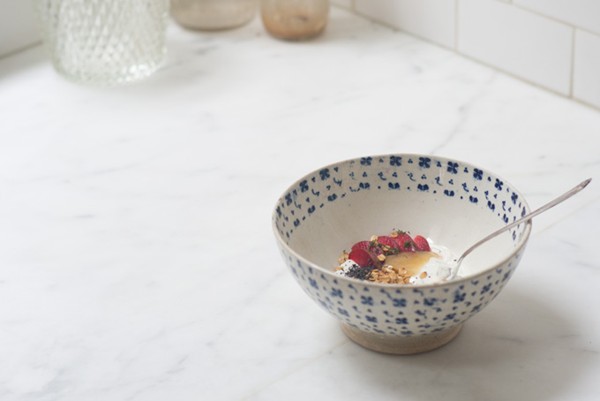 Pluot & poppy yogurt bowl