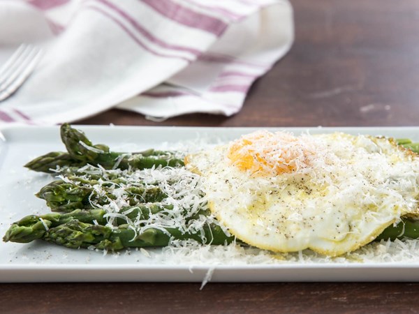 Poached asparagus with fried egg and Parmesan cheese (Asparagus alla Milanese)