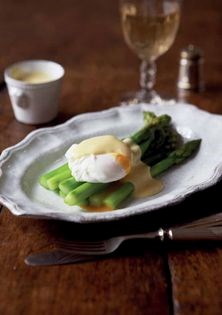 Poached egg with asparagus and Hollandaise sauce (Oeuf poché aux asperges et sauce Hollandaise)