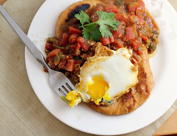 Poached eggs in curried tomato sauce