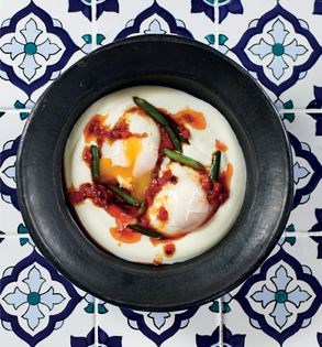 Poached eggs in garlic yoğurt and paprika (Çilbir)
