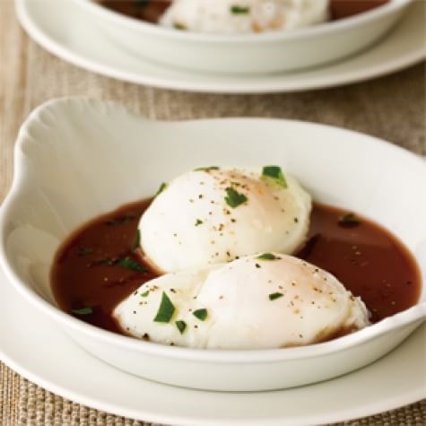 Poached eggs in red wine sauce