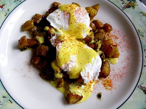Poached eggs on roasted potatoes with Hollandaise sauce