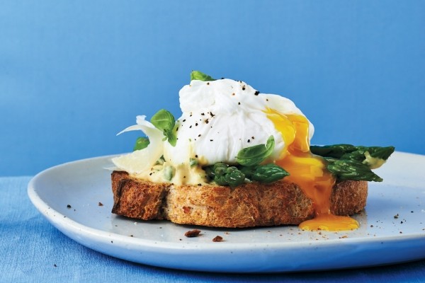 Poached eggs with asparagus and herbed mustard