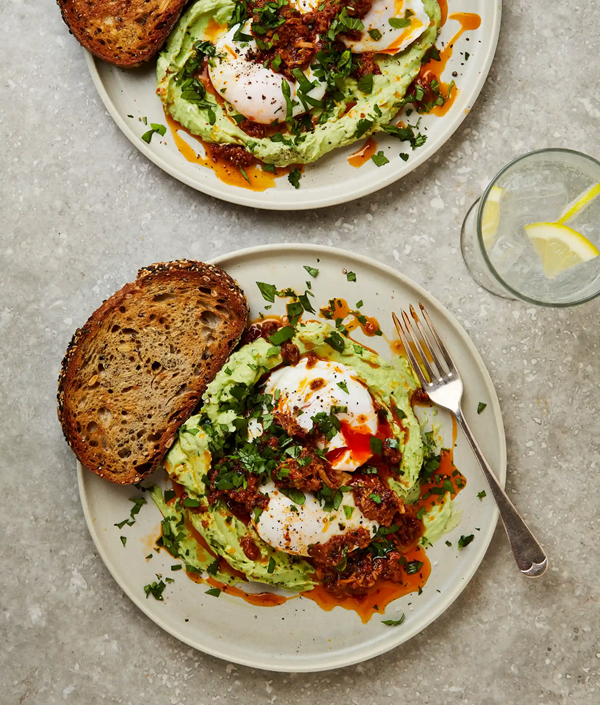 Poached eggs with avocado yoghurt and pilpelchuma