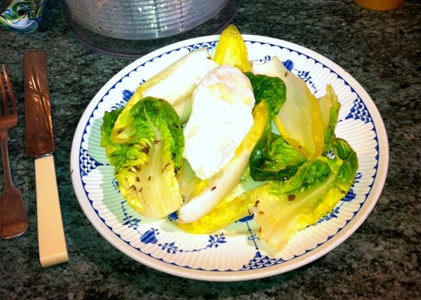Poached eggs with cumin flavoured salad