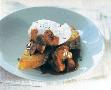 Poached eggs with red wine sauce (Oeufs en meurette)