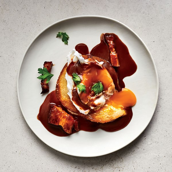 Poached eggs with red wine sauce