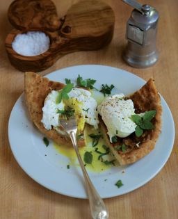 Poached eggs with shallot + yogurt (Tokhm-e morgh-e ab paz)