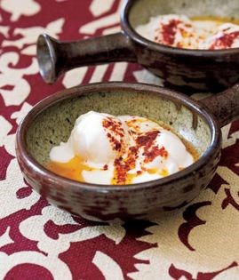 Poached eggs with yogurt and hot red pepper sizzle