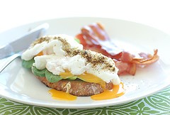 Poached eggs with za'atar, baby spinach & bacon