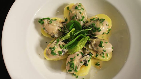 Poached oysters with potatoes & chive sauce (Huîtres pochées sauce ciboulette en pommes de terre)