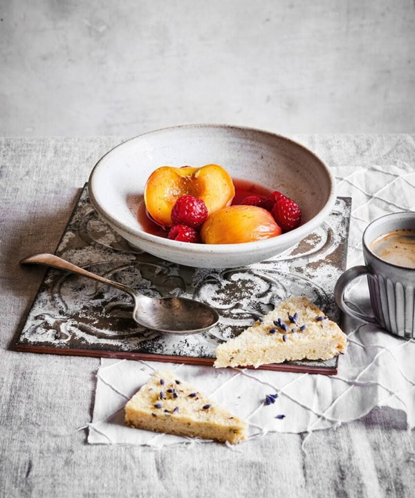 Poached peaches & raspberries with lavender shortbread (Pesche e lamponi in camicia con pasta frolla)