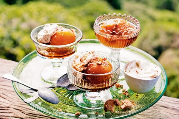 Poached peaches with amaretti cream